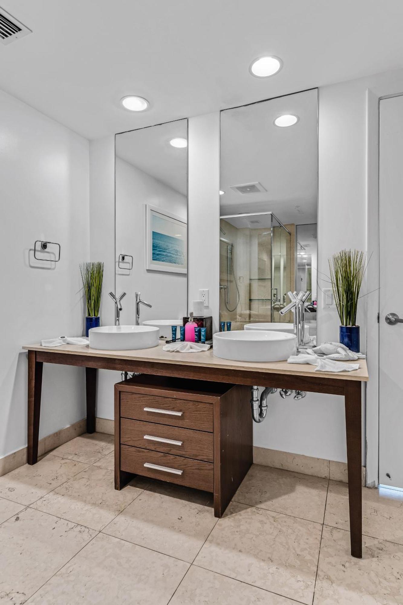 Luxurious Condo At Icon With Views Miami Eksteriør billede