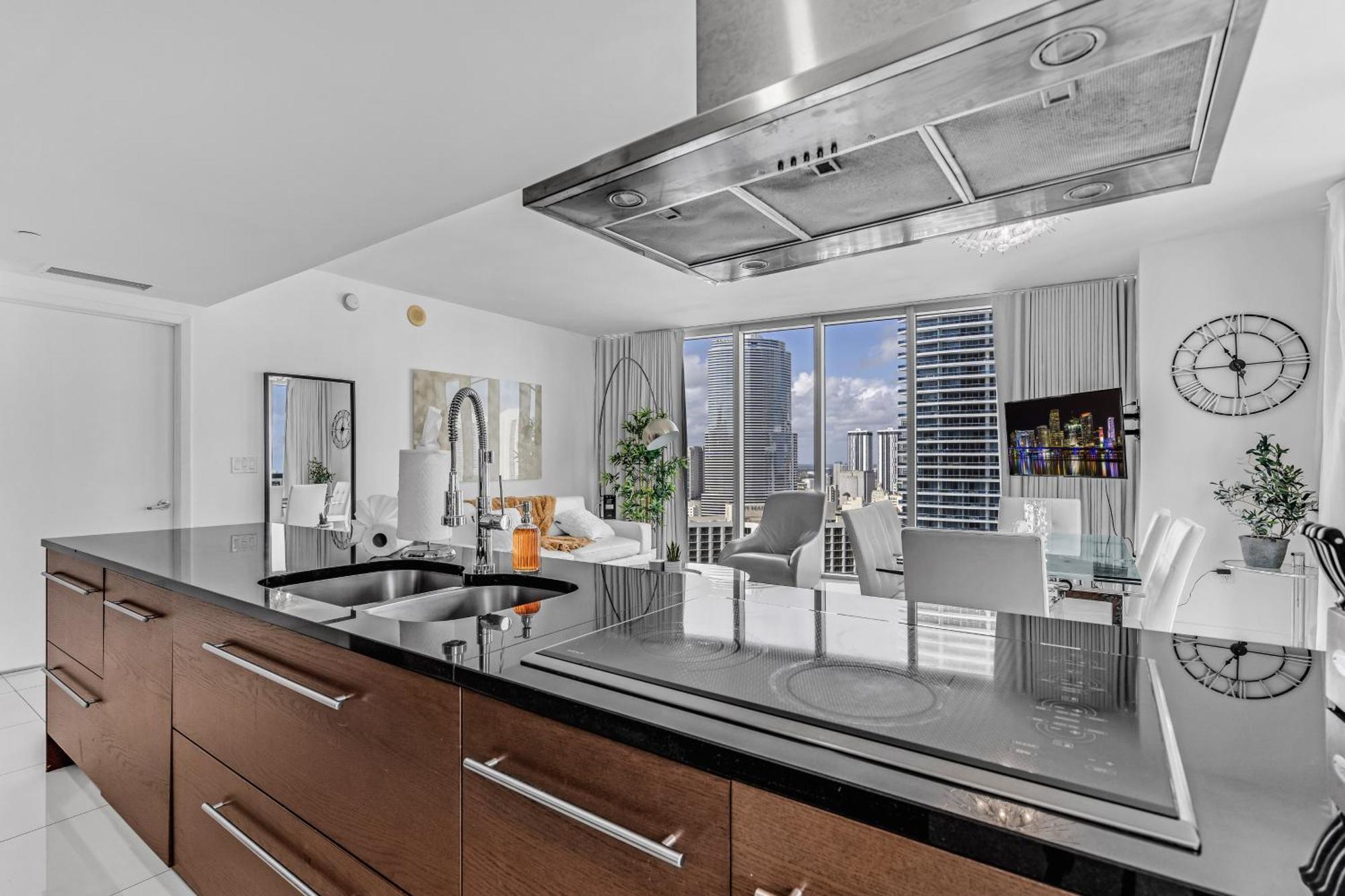 Luxurious Condo At Icon With Views Miami Eksteriør billede