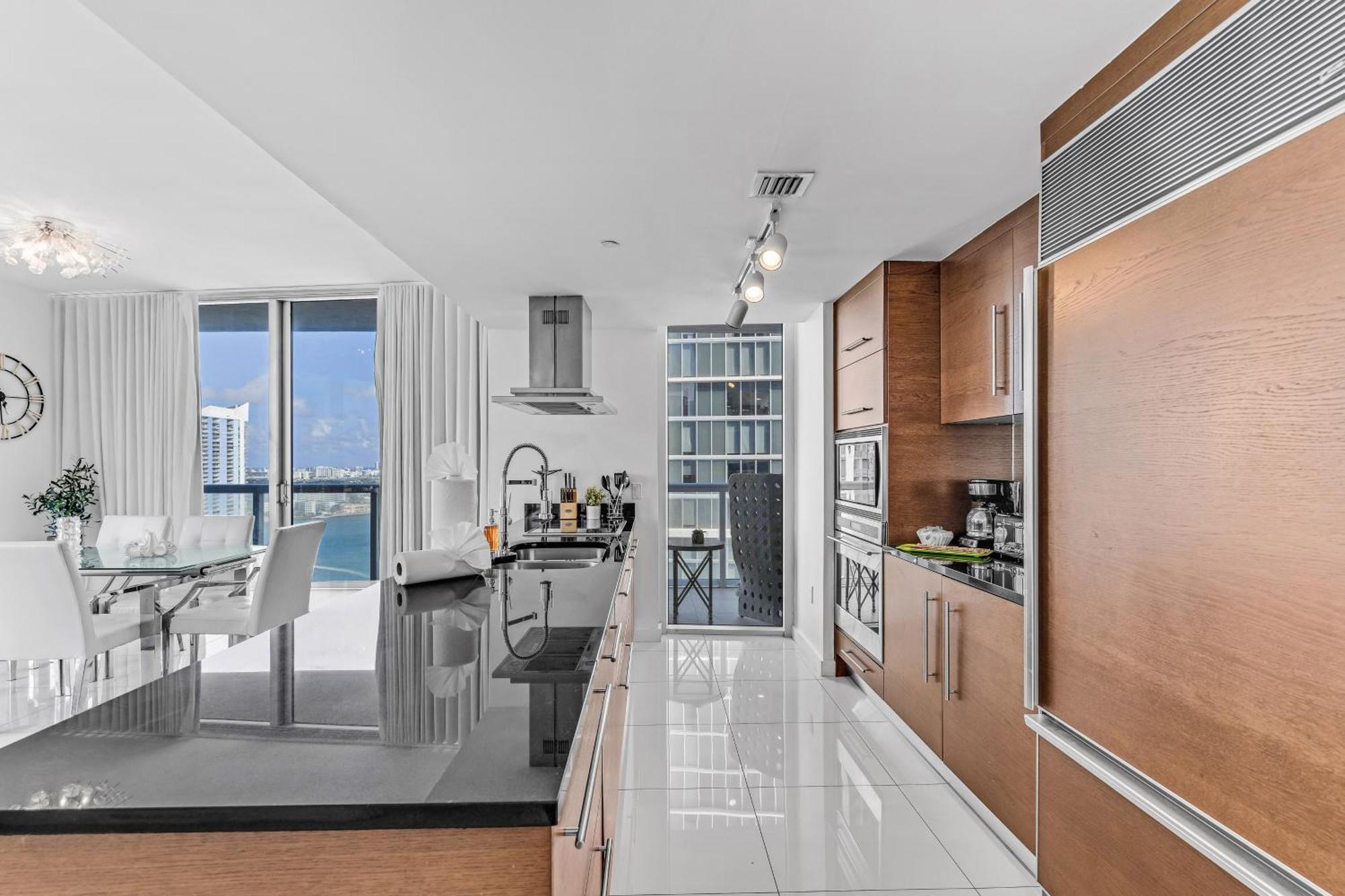 Luxurious Condo At Icon With Views Miami Eksteriør billede